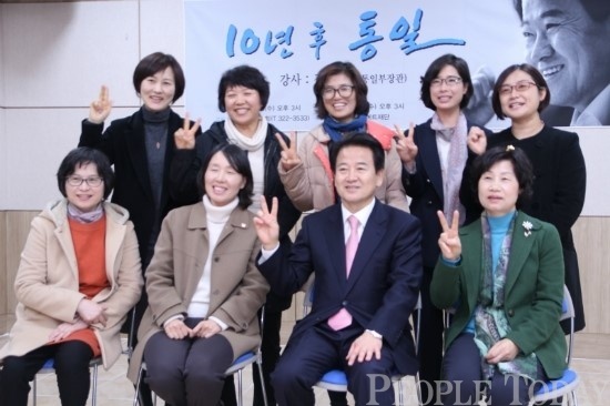 정동영 ,대전시민대학 평화여성회원들과 