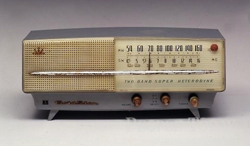 1959년 금성사에서 생산한 한국 최초의 진공관식 라디오 A-501