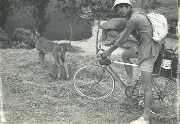 대학 2학년 때 서울-부산 자전거 여행 당시 시골마을서 휴식하던 도중