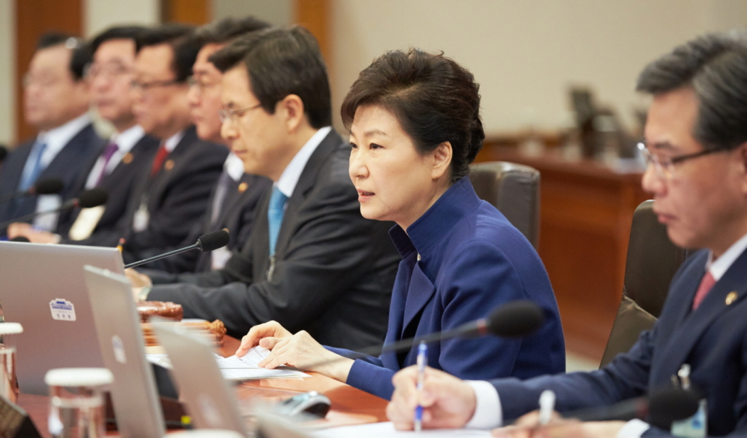 박 대통령이 12일 오전 청와대에서 제15회 국무회의를 주재하고 있다. (사진제공=청와대)