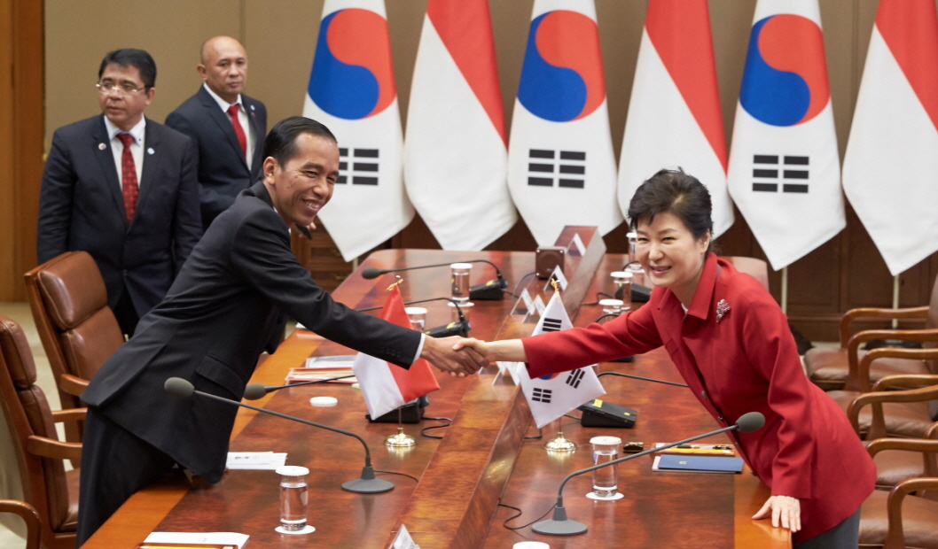 박 대통령과 조코위 인도네시아 대통령이 16일 오후 청와대에서 열린 한-인도네시아 정상회담에서 악수하고 있다. (사진제공=청와대)