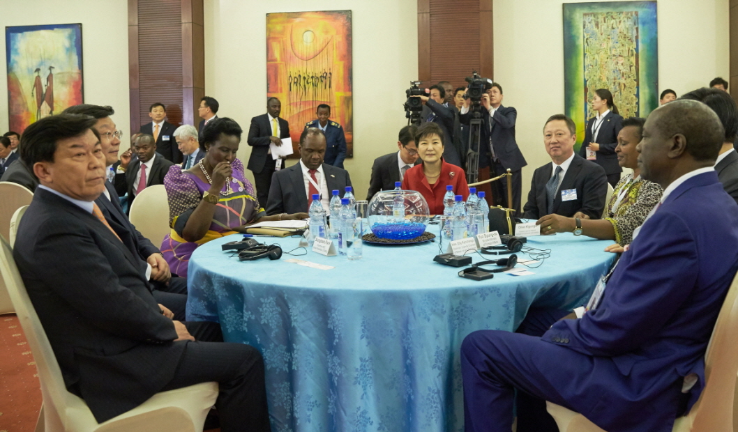 박 대통령이 29일 오후(현지시간) 수도 캄팔라의 한 호텔에서 열린 한-우간다 비즈니스 포럼에 참석하고 있다. (제공=청와대)