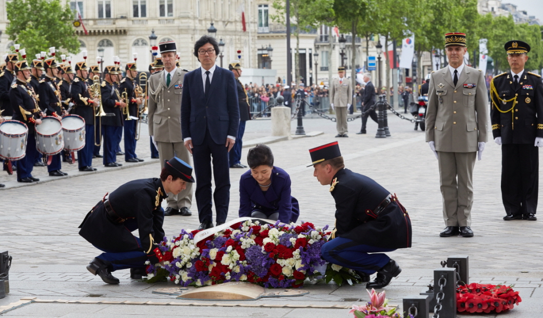 박 대통령이 3일 오후(현지시간) 파리 개선문 광장에서 `개선문 무명용사의 묘`에 헌화하고 있다. (제공=청와대)