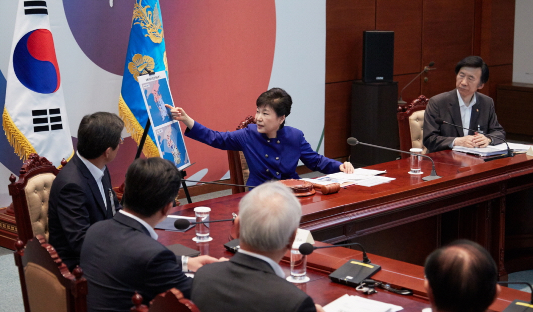 박 대통령이 14일 오전 국가안전보장회의(NSC)가 열린 청와대에서 고고도미사일방어체계 배치 결정과 관련해 후속대책을 점검하고 있다. (출처=청와대)
