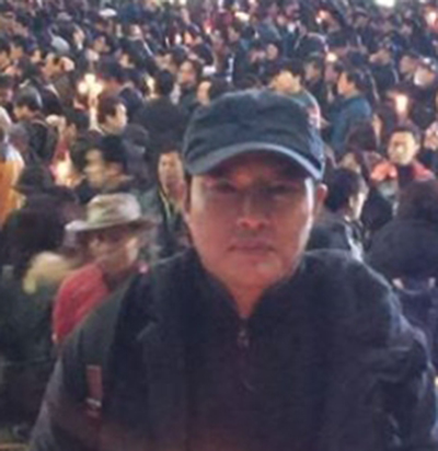 신동욱 공화당 총재가 지난해 자신의 페이스북에 올린 촛불집회 참여했을 때 찍은 사진