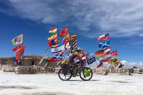 아메리카 자전거 종단 중 우유니 소금사막에서