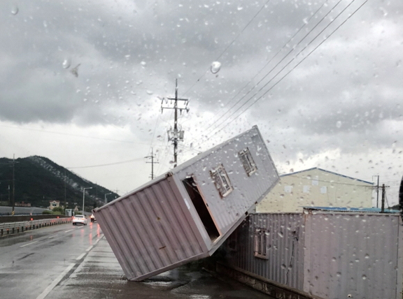 23일 태풍 '솔릭'의 영향으로 전남 소라면 주유소 인근 도로에 컨테이너가 도로에 넘어져 있다. 여수소방서는 다행히 인명피해는 없다고 밝혔다. (사진제공=여수소방서)