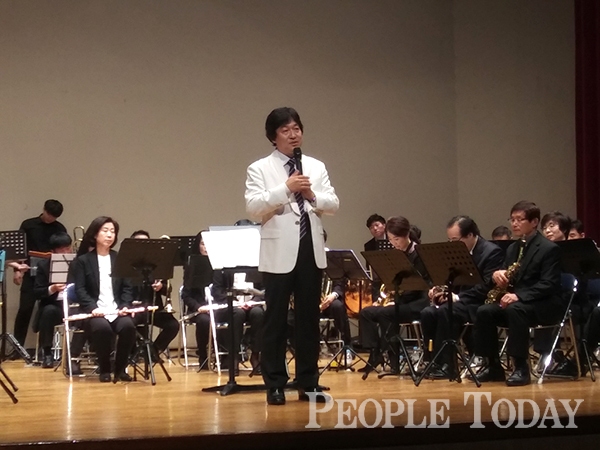 대전윈드오케스트라 신년음악회 공연. 정지석 지휘자 공연단 소개 하고 있다.