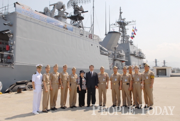 20080613-해군광개토대왕함 명예함장수여식을 마치고 함선을 배경으로 명예함장 부부와 기념촬영
