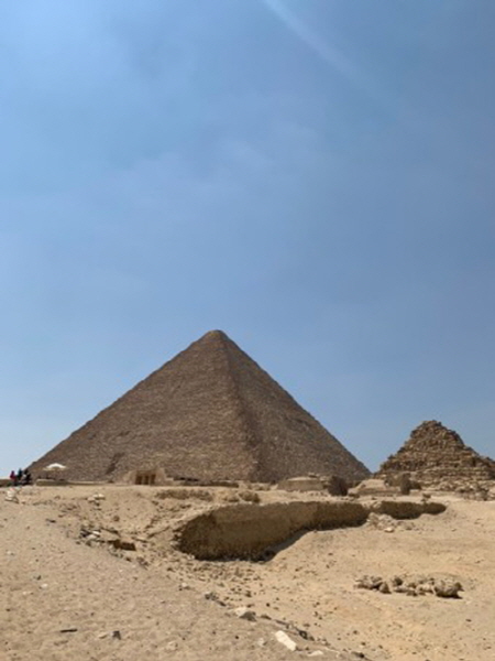 도1-11. 이집트의 피라미드는 사면이고, 기와의 것은 삼면이지만, 작지만 보주이므로 피라미드에 필적할 만한 괴체를 띰