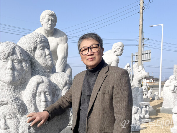 망치질 조각가, 화강암에 인생을 담다
